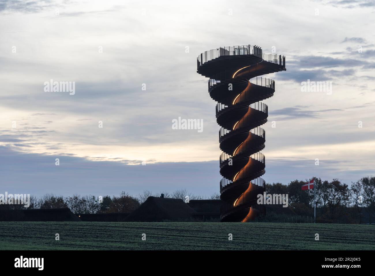 Tour Marsk, tour d'observation en acier corten conçu par le groupe Bjarke Ingels, est situé dans le parc national de la mer des Wadden, à Skærbæk, Sydanmar Banque D'Images