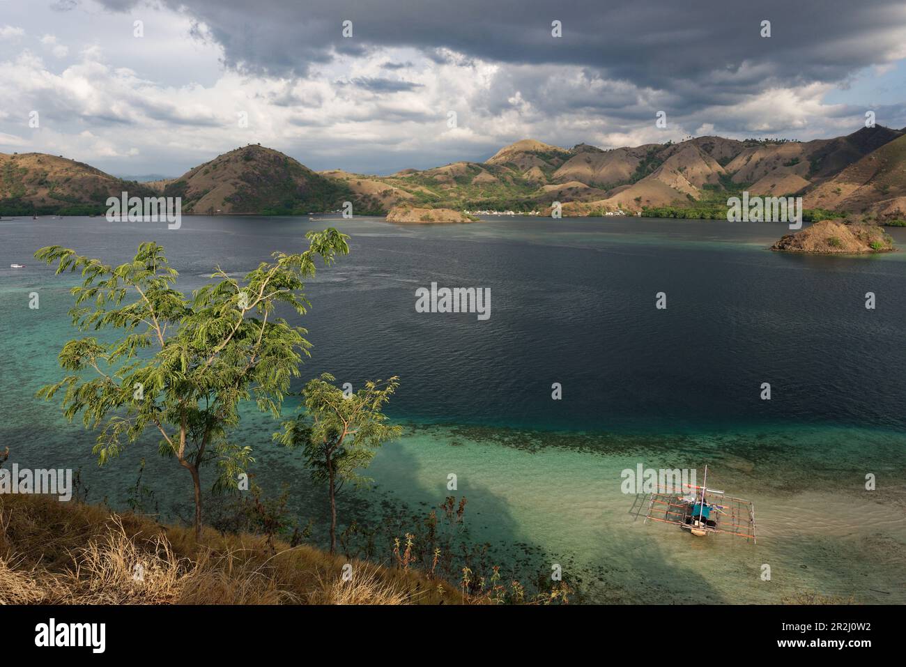 Petite mais belle : île Kelor dans le parc national de Komodo, Indonésie. Banque D'Images