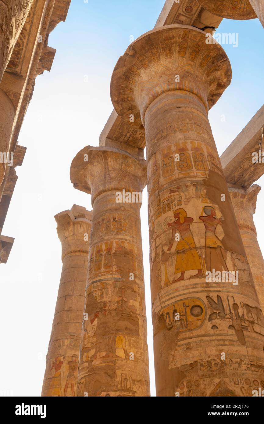 Piliers de la Grande salle Hypostyle au temple de Karnak, Louxor, Thèbes, site classé au patrimoine mondial de l'UNESCO, Égypte, Afrique du Nord, Afrique Banque D'Images