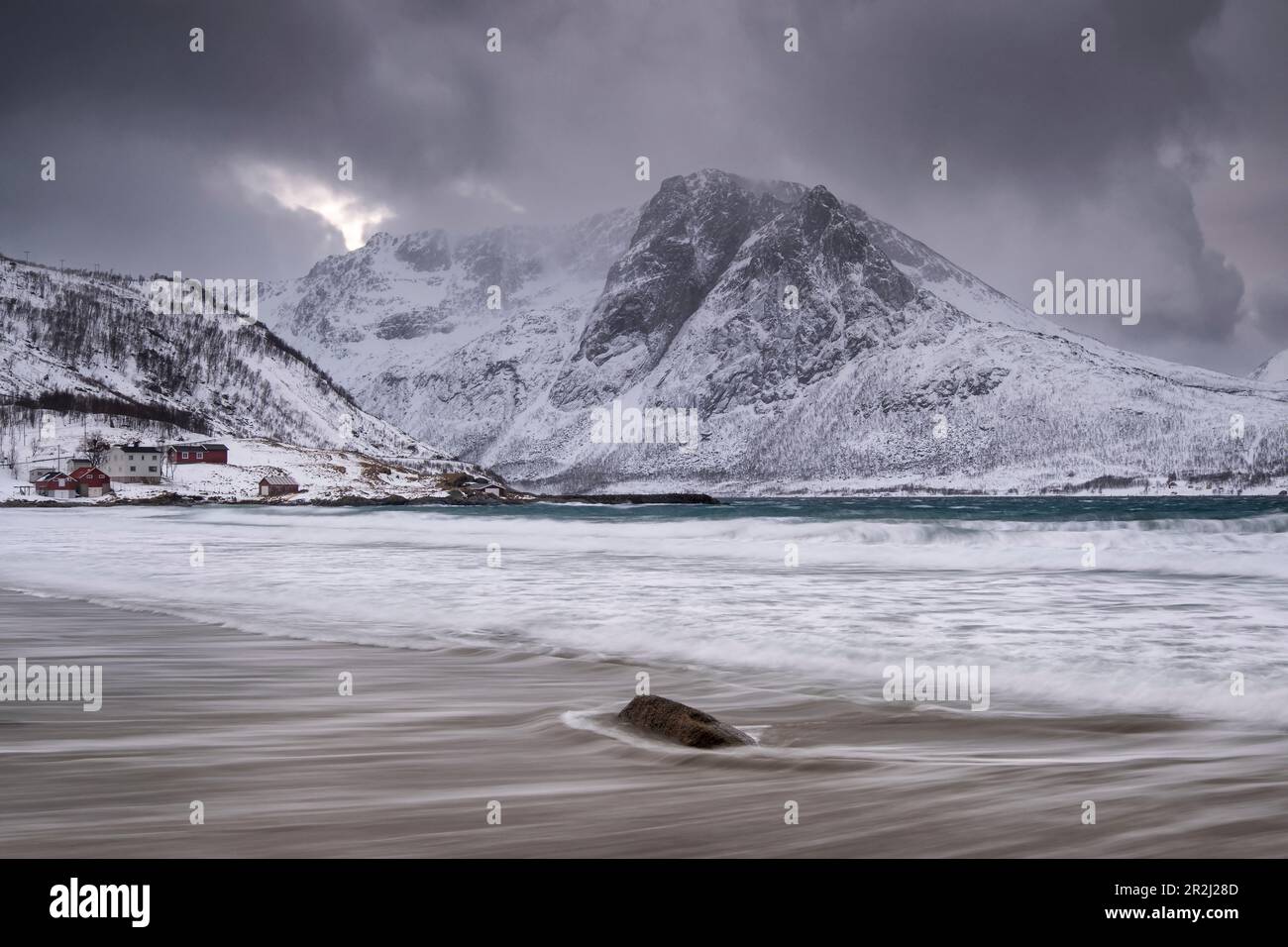 Grotfjord (Grotfjorden) Plage en hiver, île de Kvaloya, près de Tromvik, comté de Troms og Finnmark, Norvège, Scandinavie, Europe Banque D'Images