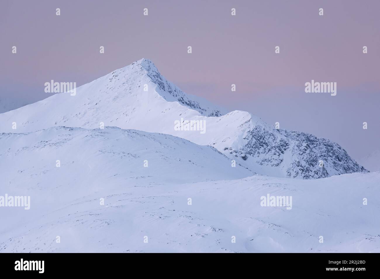 Pic de Skredfloget au crépuscule en hiver, Senja, comté de Troms og Finnmark, Norvège, Scandinavie, Europe Banque D'Images