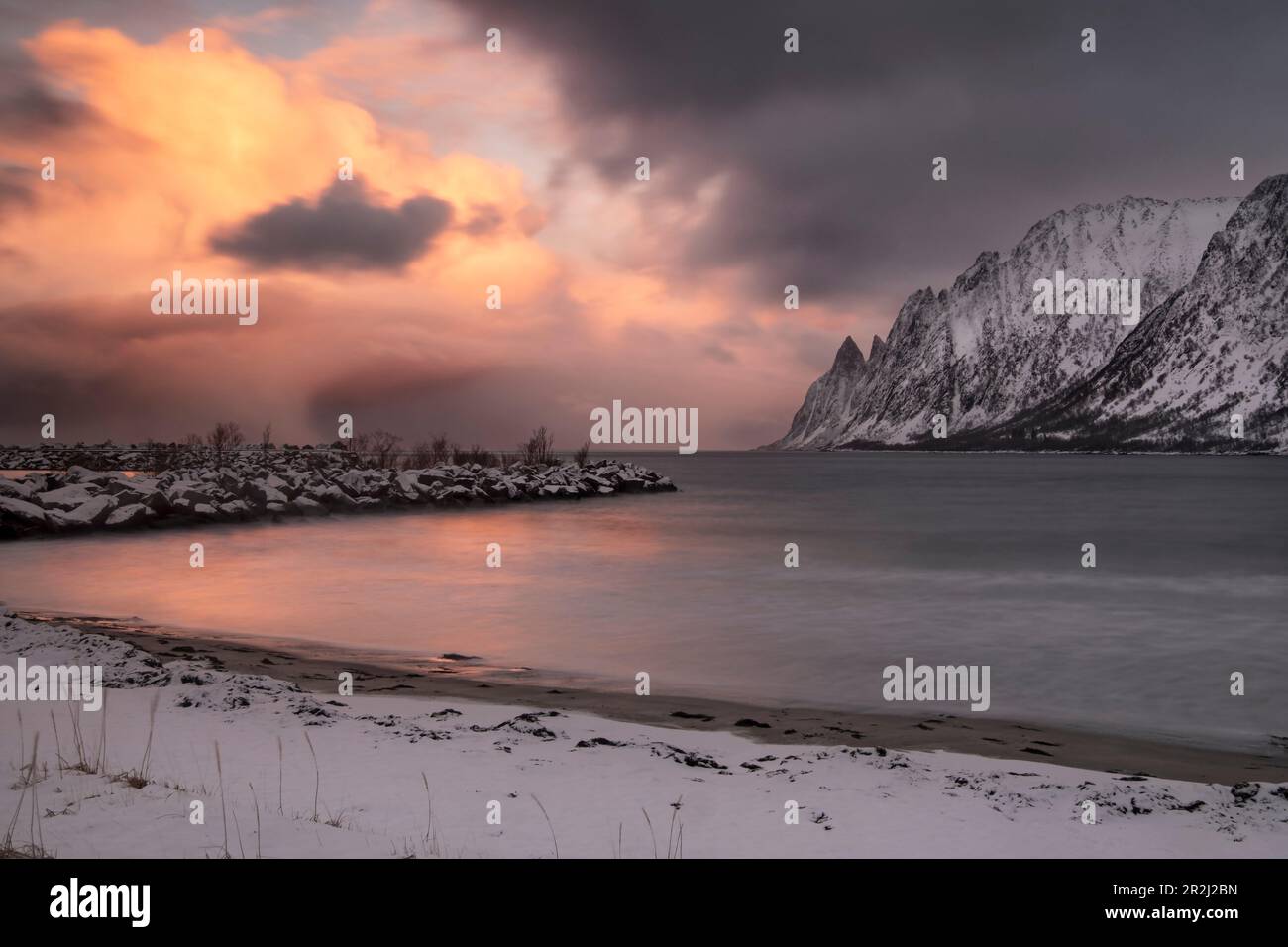 The Devils Teeth (The Devils Jaw), vue depuis la plage d'Ersfjordstranda au coucher du soleil en hiver, Senja, Troms og Finnmark County, Norvège, Scandinavie, Europe Banque D'Images