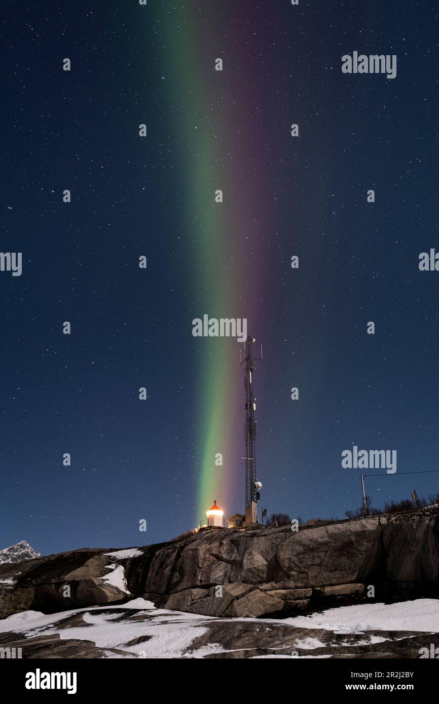 Bandes verticales multicolores de l'Aurora Borealis (aurores boréales) sur le phare de Tungeneset, Tungeneset, Senja, comté de Troms og Finnmark Banque D'Images