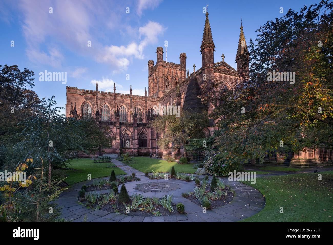 Chester Cathedral from the Remembrance Garden in Autumn, Chester, Cheshire, Angleterre, Royaume-Uni, Europe Banque D'Images