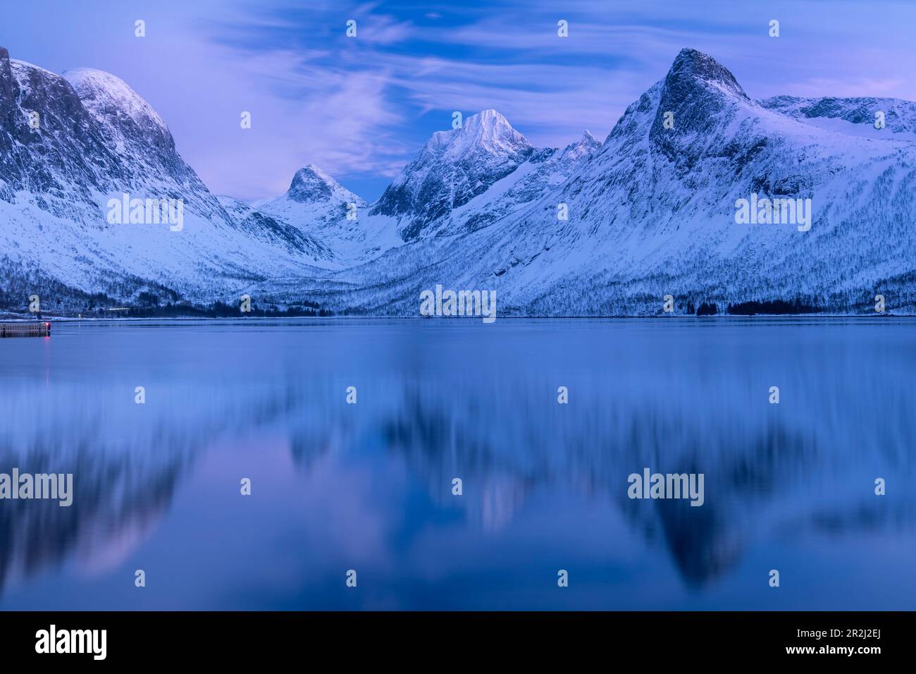 La chaîne de montagnes de Bergsbotn se reflète dans les eaux de Bergsfjord, Bergsbotn, Senja, le comté de Troms og Finnmark, la Norvège, la Scandinavie et l'Europe Banque D'Images