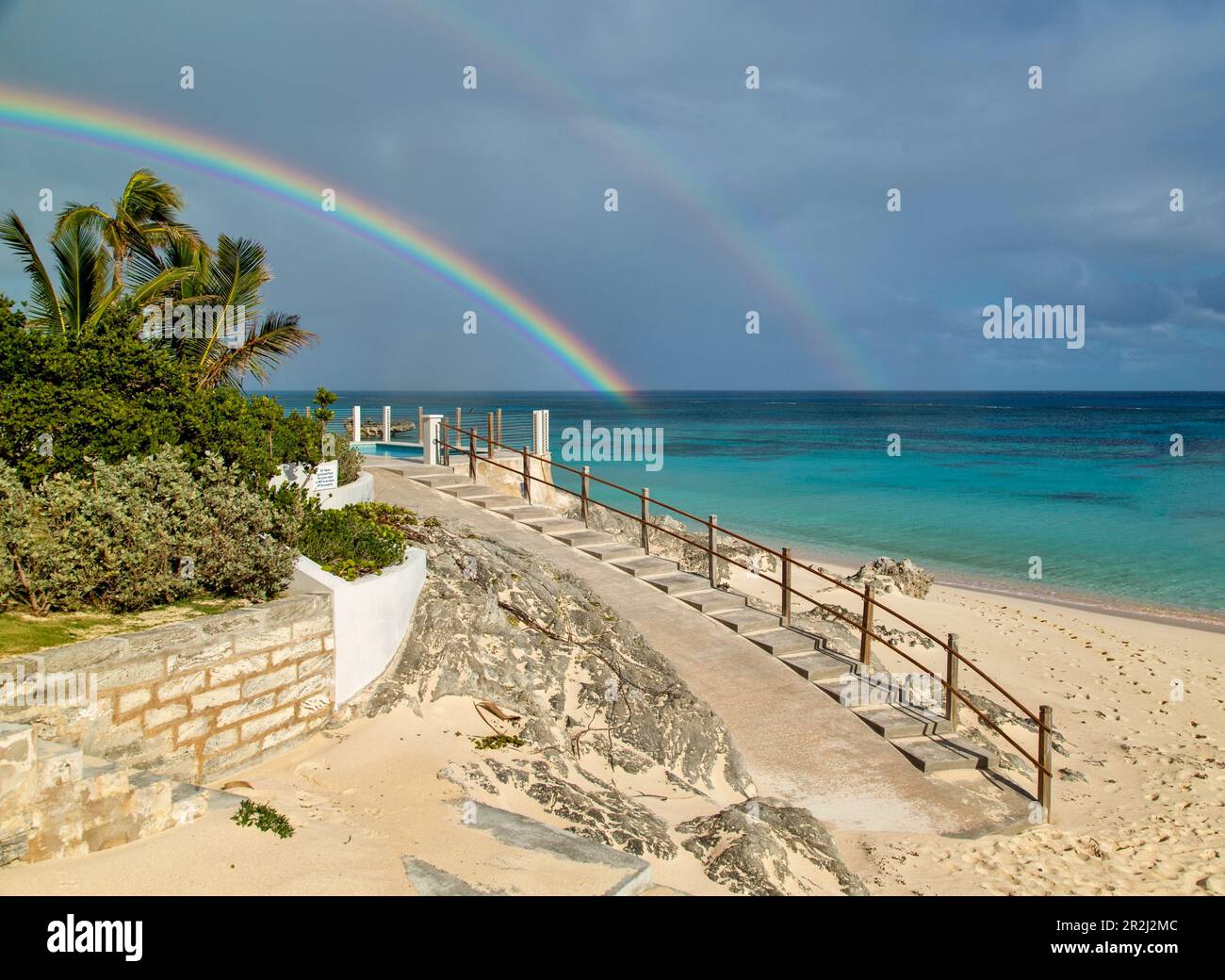 Double arc-en-ciel sur Pink Beach West, Smiths, Bermudes, Atlantique Banque D'Images