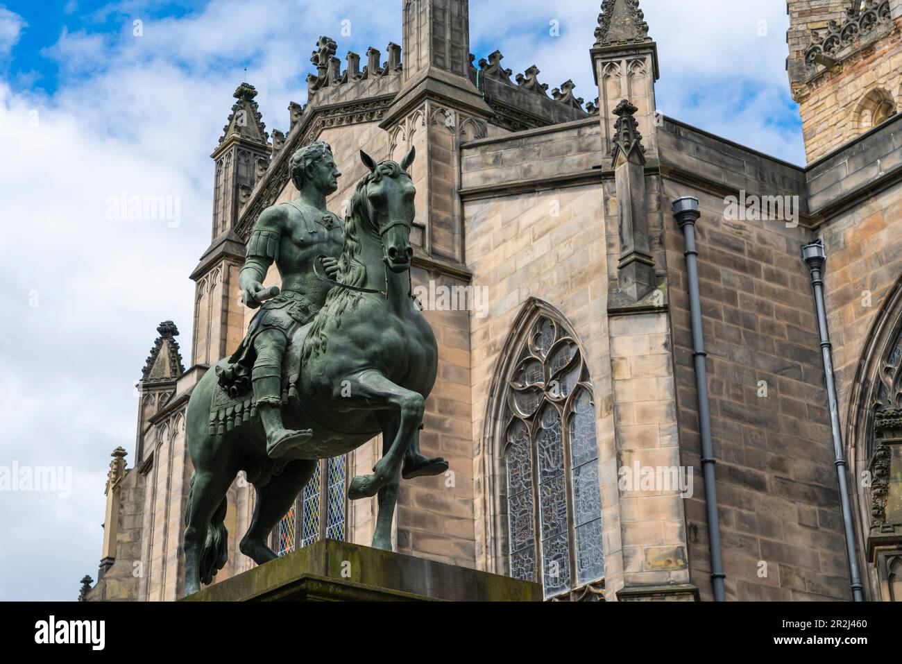 Statue de Charles II avec St. Cathédrale de Giles en arrière-plan, vieille ville, Édimbourg, Lothian, Écosse, Royaume-Uni, Europe Banque D'Images