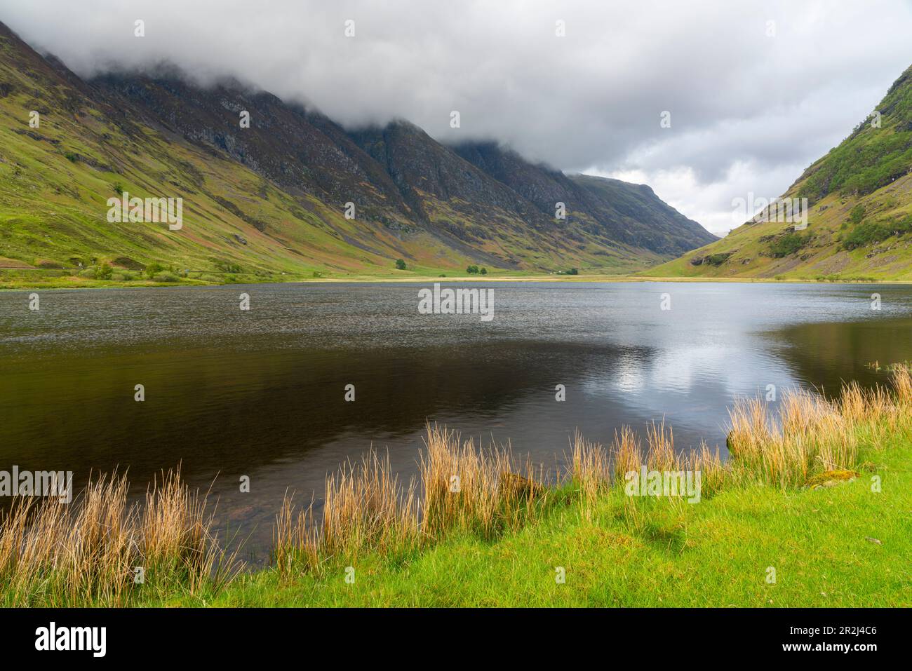 Loch Achtriochtan dans la vallée contre ciel nuageux, Glencoe, Scottish Highlands, Écosse, Royaume-Uni, Europe Banque D'Images