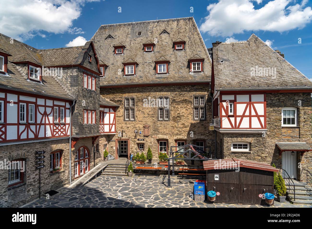 Cour du château de Stahleck à Bacharach, Vallée du Haut-Rhin moyen classée au patrimoine mondial, Rhénanie-Palatinat, Allemagne Banque D'Images