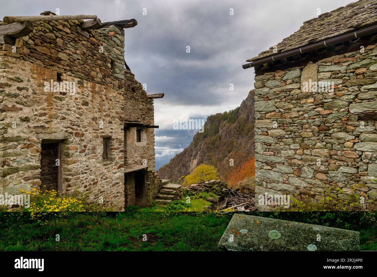 Vieux cabanes ruinées sur un pâturage de montagne. Vallée de Lys, Vallée d'Aoste, Italie Banque D'Images