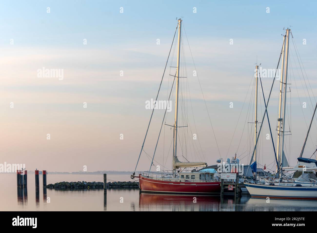 Les bateaux à voile se reflètent dans l'eau, Kloster, Île de Hiddensee, Mecklenburg-Ouest Pomerania, Allemagne Banque D'Images