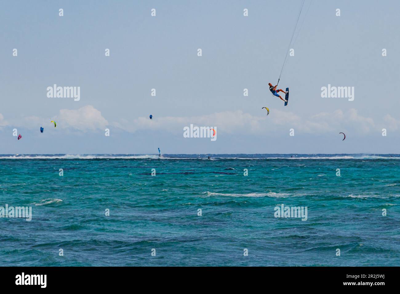 Un kitesurfer en vol bien au-dessus de la mer, le Morne, Maurice, Océan Indien Banque D'Images