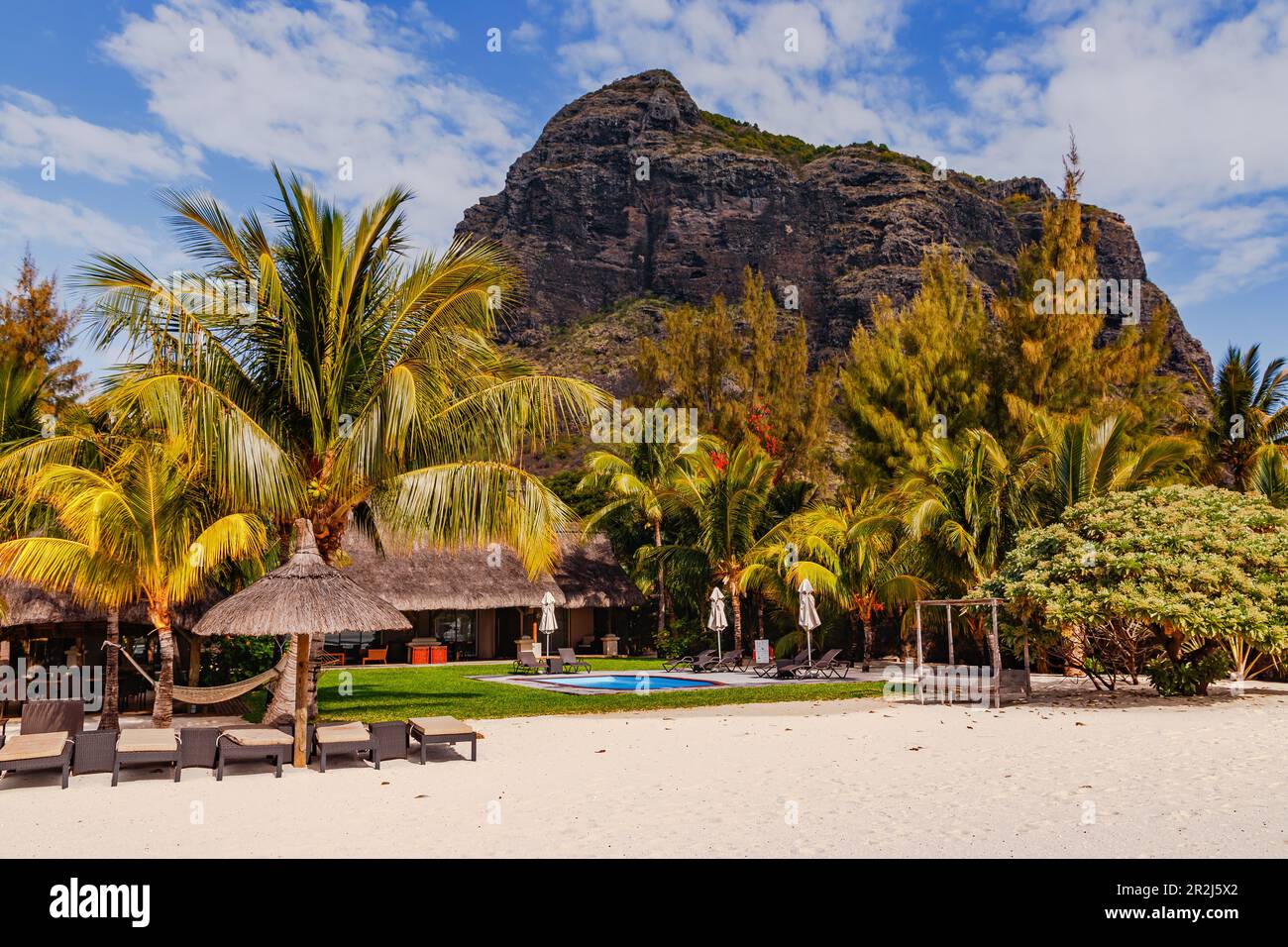 Un complexe hôtelier pittoresque sur la plage du Morne, au sud de l'île Maurice, dans l'océan Indien Banque D'Images