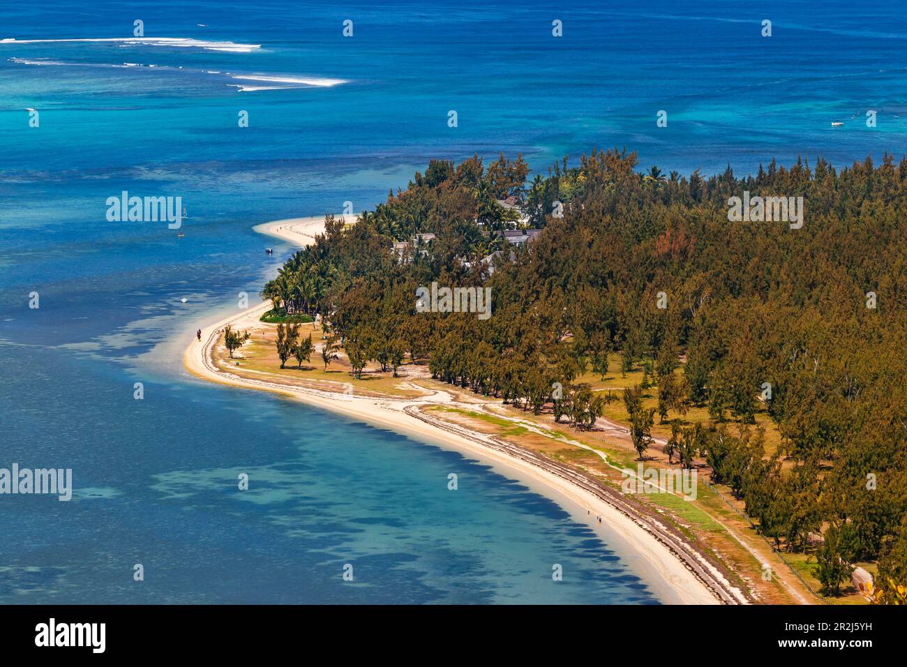 La pointe sud de la plage du Morne avec mer et arbres sur l'île Maurice dans l'océan Indien Banque D'Images