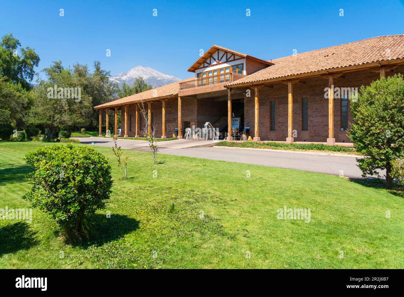 Façade du domaine El principal le jour ensoleillé, Pirque, vallée de Maipo, province de Cordillera, région métropolitaine de Santiago, Chili, Amérique du Sud Banque D'Images