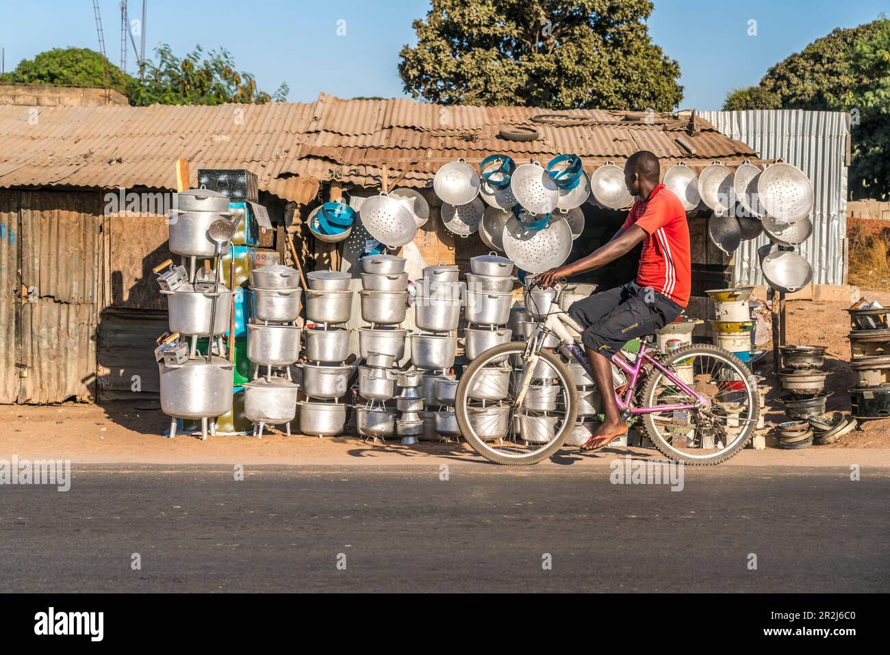 Casseroles sur le marché à Tanji, Gambie, Afrique de l'Ouest, Banque D'Images