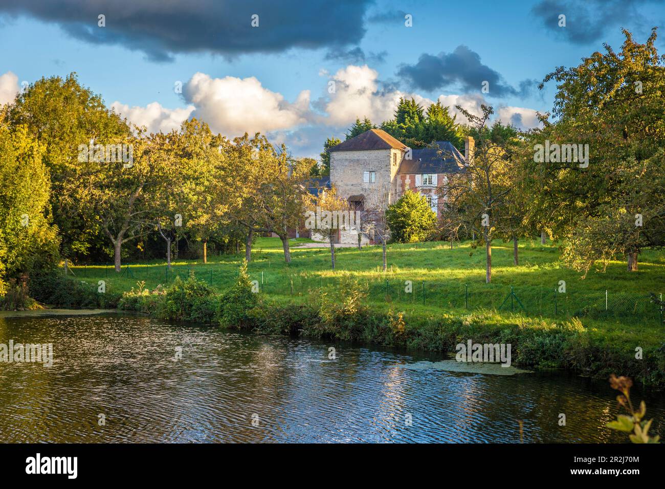 Étang et manoir à Criqueboeuf, Calvados, Normandie, France Banque D'Images