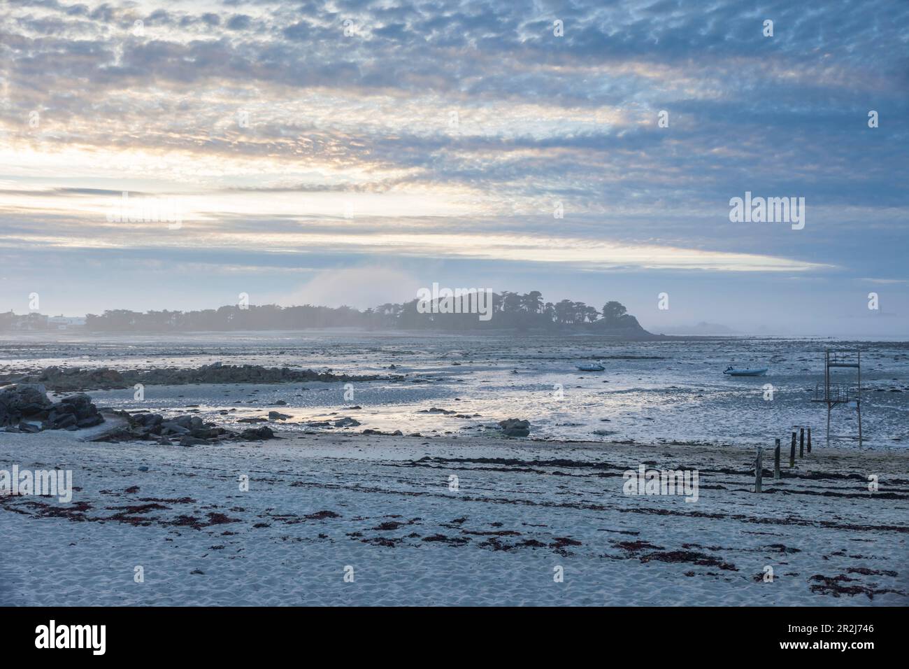Paysage brumeux à la jetée de Roscoff, Finistère, Bretagne, France Banque D'Images
