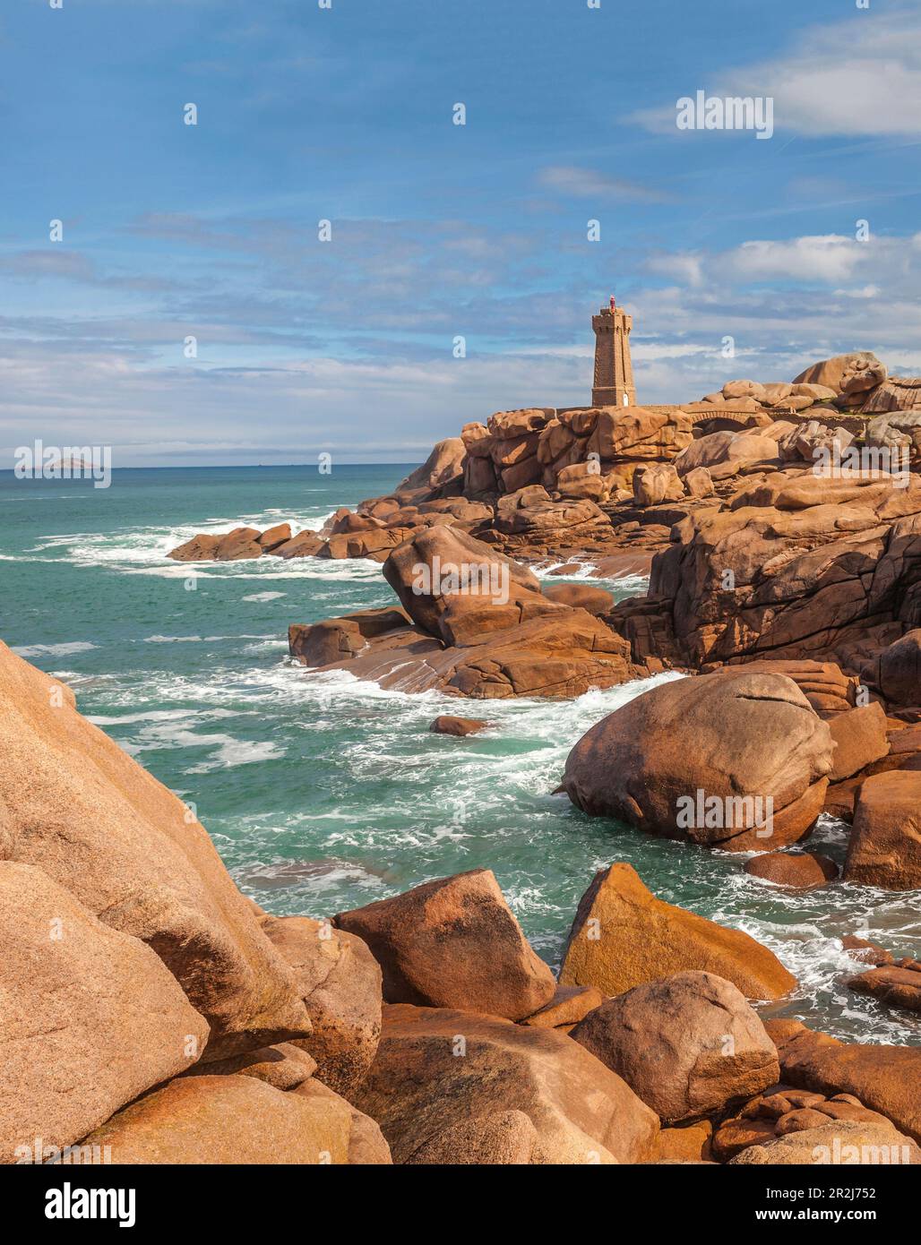 Côte avec le Phare de Ploumanac'h, Côte de granit Rose, Côtes-d'Armor, Bretagne, France Banque D'Images