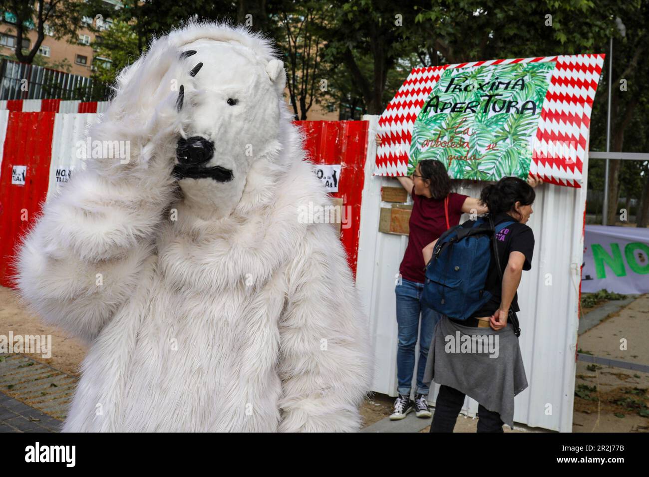 Un activiste habillé comme un ours polaire a tendance à se voila avec un paw au visage pendant le rallye. Une centaine d'habitants du quartier de Madrid d'Arganzuela ont été expulsés de la zone de Rio de Madrid où des travaux sont en cours pour l'agrandissement de la ligne 11 du métro de Madrid. Les résidents regroupés par la plate-forme « non à l'exploitation forestière » sont entrés dans la zone en protestation de la décision du tribunal qui a rejeté la demande des groupes environnementaux de suspendre les travaux d'agrandissement de la ligne 11 du suburbain. L'exécution des travaux implique l'enlèvement de dizaines d'arbres et de zones vertes. Banque D'Images