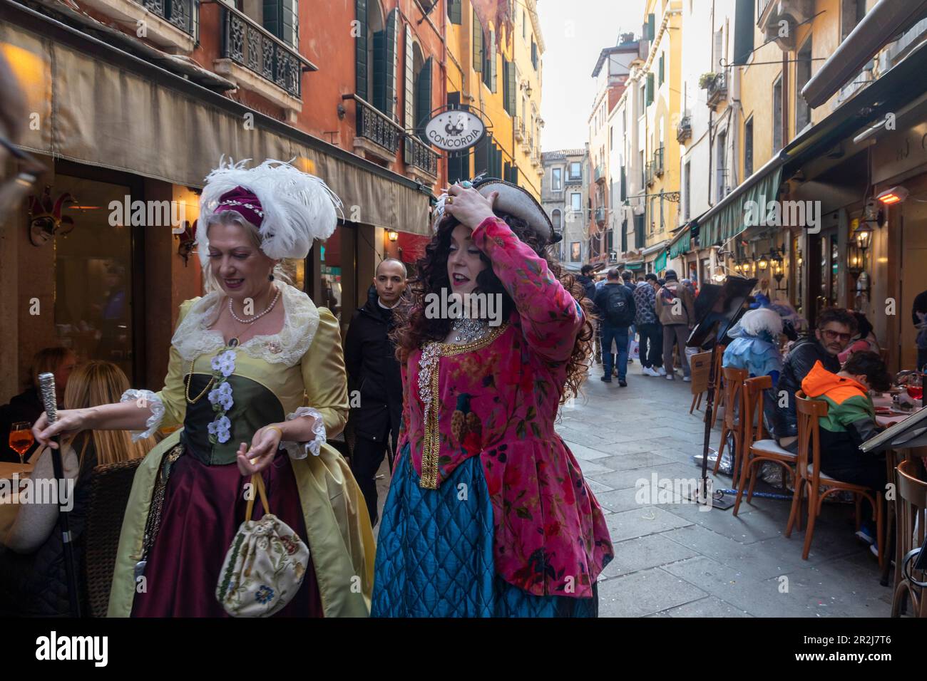 Deux femmes en robe de carnaval, Venise, Vénétie, Italie, Europe Banque D'Images