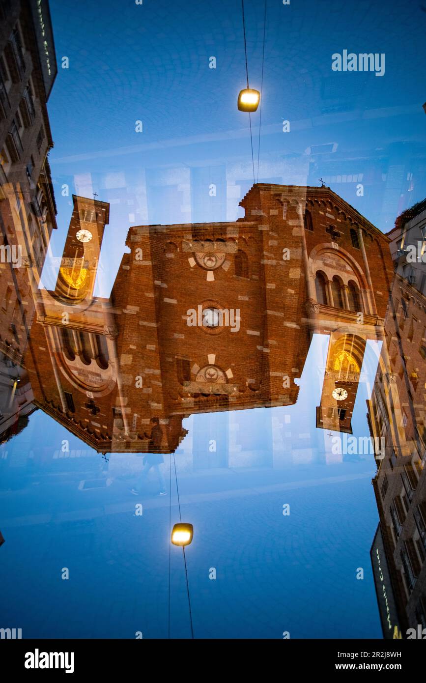 Double exposition d'une ancienne église à Milan, Italie Banque D'Images