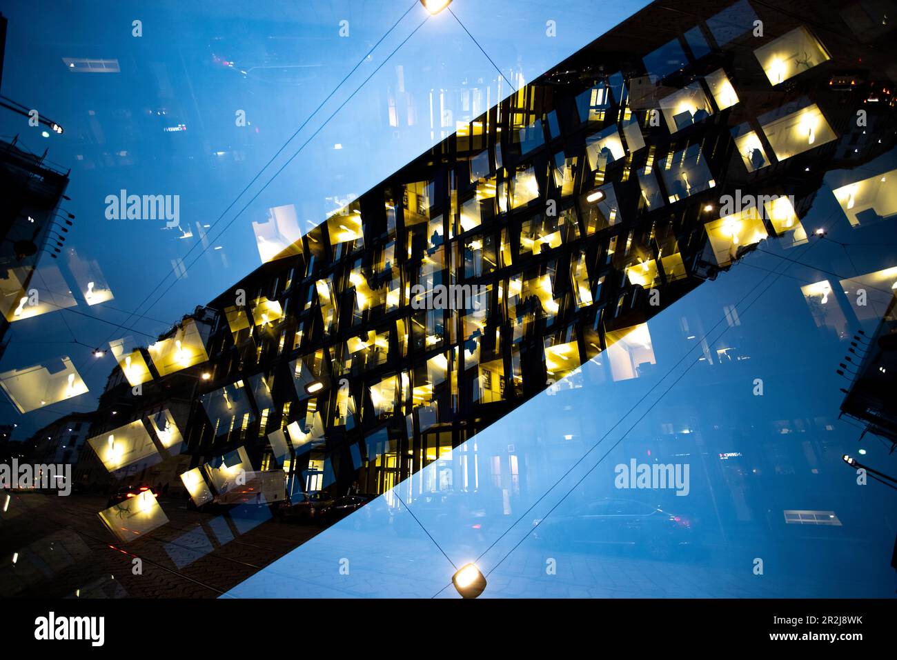 Immeubles de bureaux à Milan à la lumière du crépuscule. Banque D'Images