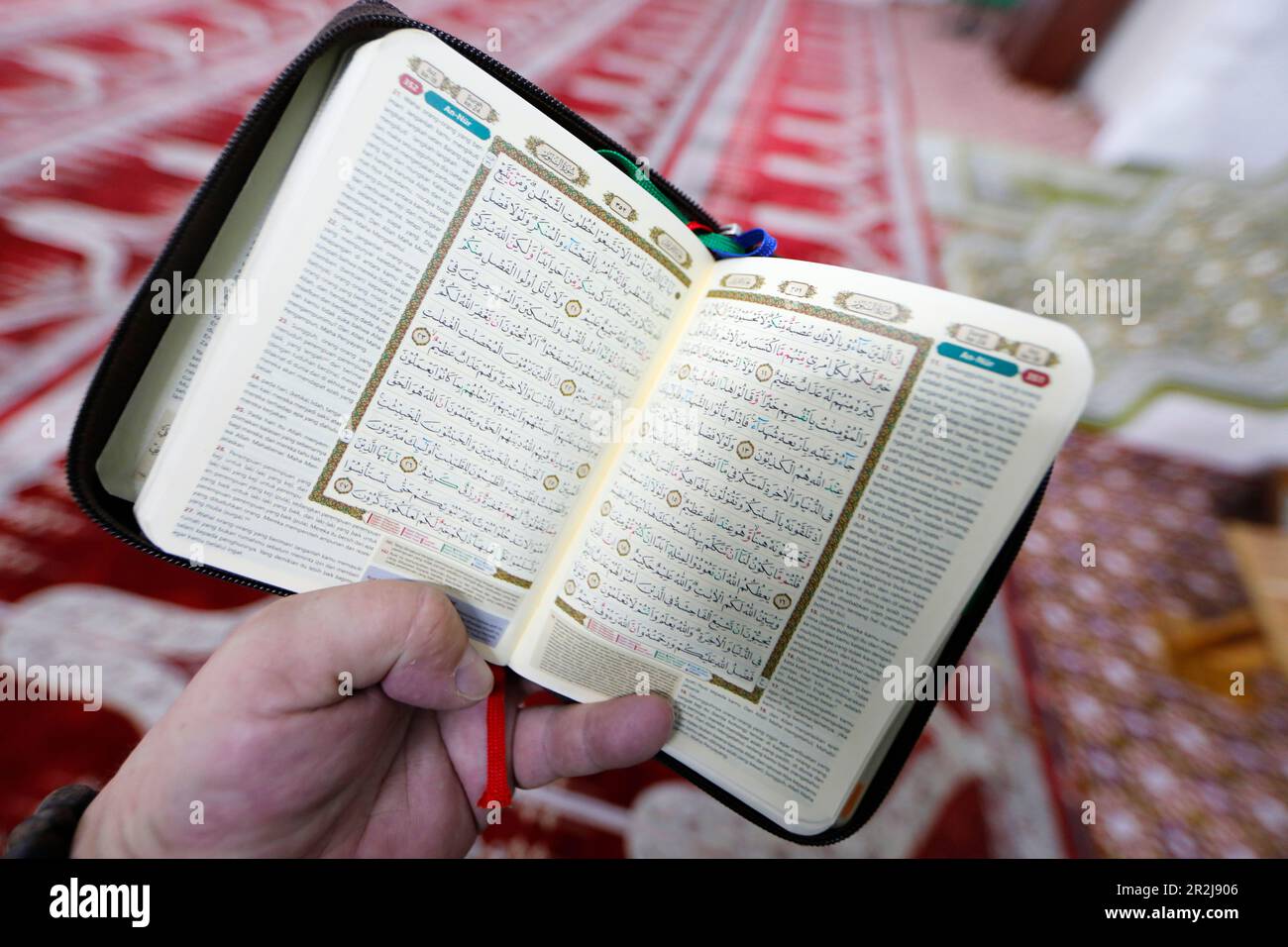 Homme lisant le Coran dans une mosquée, gros plan sur le Livre Saint, Ho Chi Minh ville, Vietnam, Indochine, Asie du Sud-est, Asie Banque D'Images