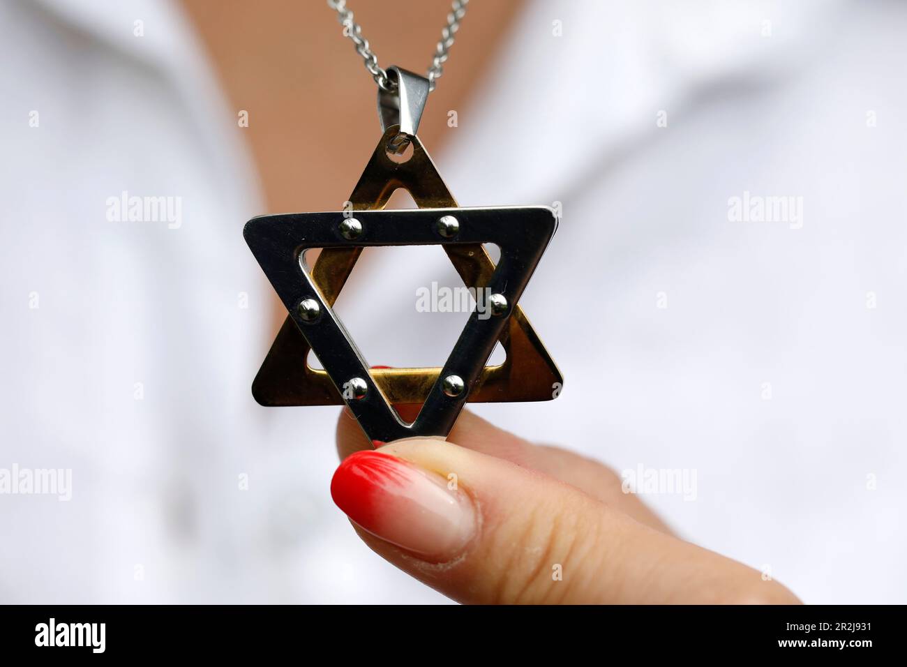Femme portant une pendentif étoile de David (étoile juive), Vietnam, Indochine, Asie du Sud-est, Asie Banque D'Images