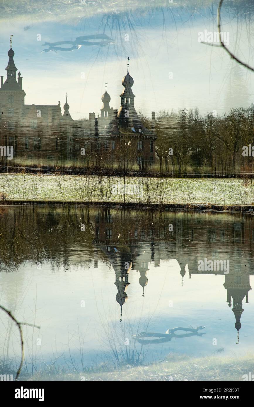 Double exposition du château de conte de fées d'Ooidonk dans la municipalité de Gand en Belgique Banque D'Images