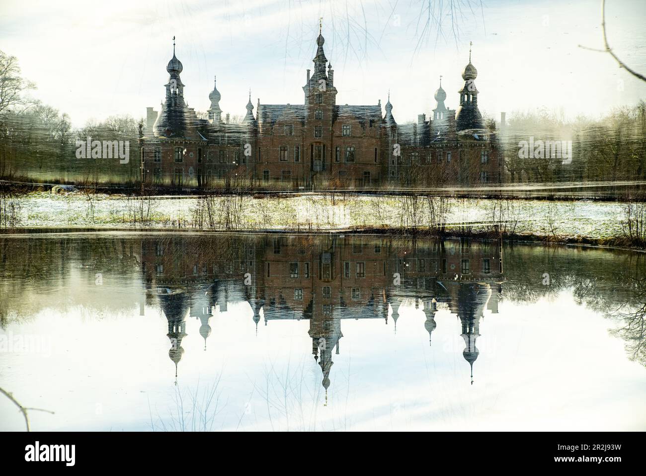 Double exposition du château de conte de fées d'Ooidonk dans la municipalité de Gand en Belgique Banque D'Images