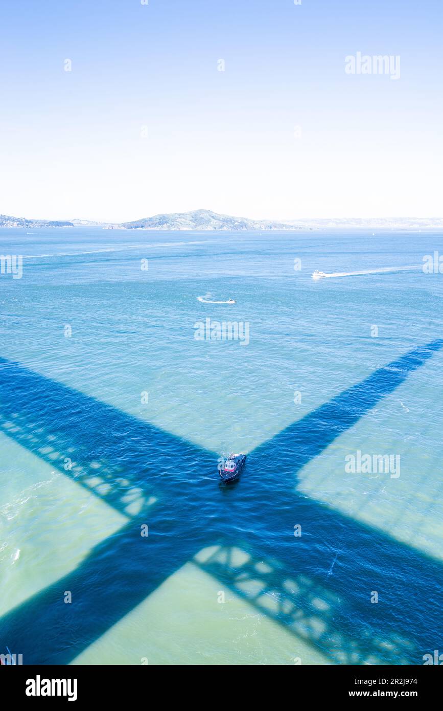 Vue depuis l'emblématique pont du Golden Gate sur l'eau. Banque D'Images
