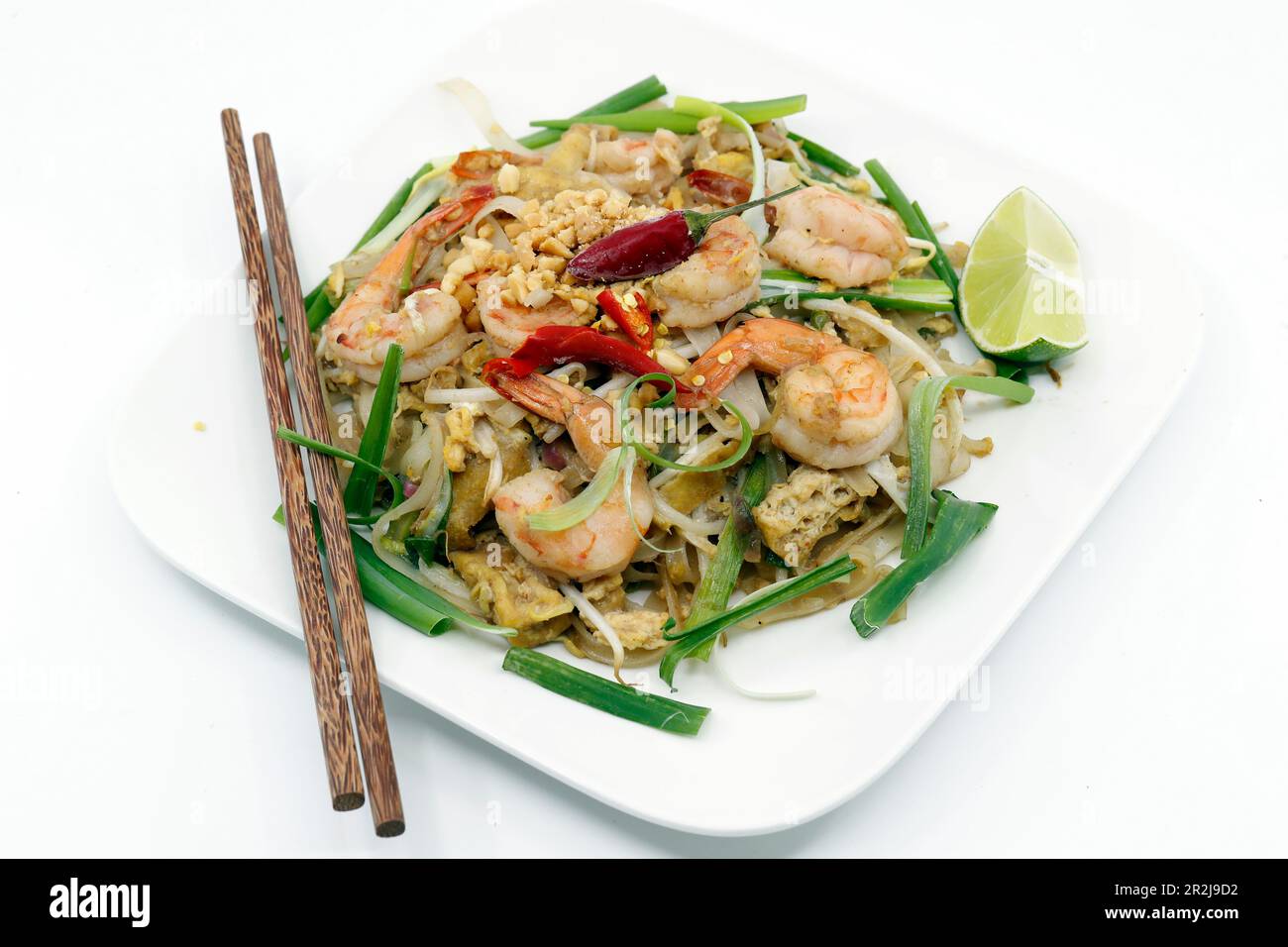 Le plat thaïlandais classique Pad Thai, composé de nouilles frites avec crevettes, pousses de haricots, tofu frit, arachides écrasées et oignon de printemps, France, Europe Banque D'Images