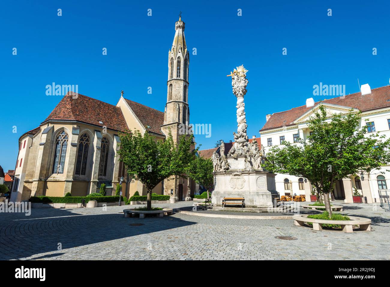 Église de chèvre et colonne de la Sainte Trinité sur la place principale de Sopron, Hongrie Banque D'Images