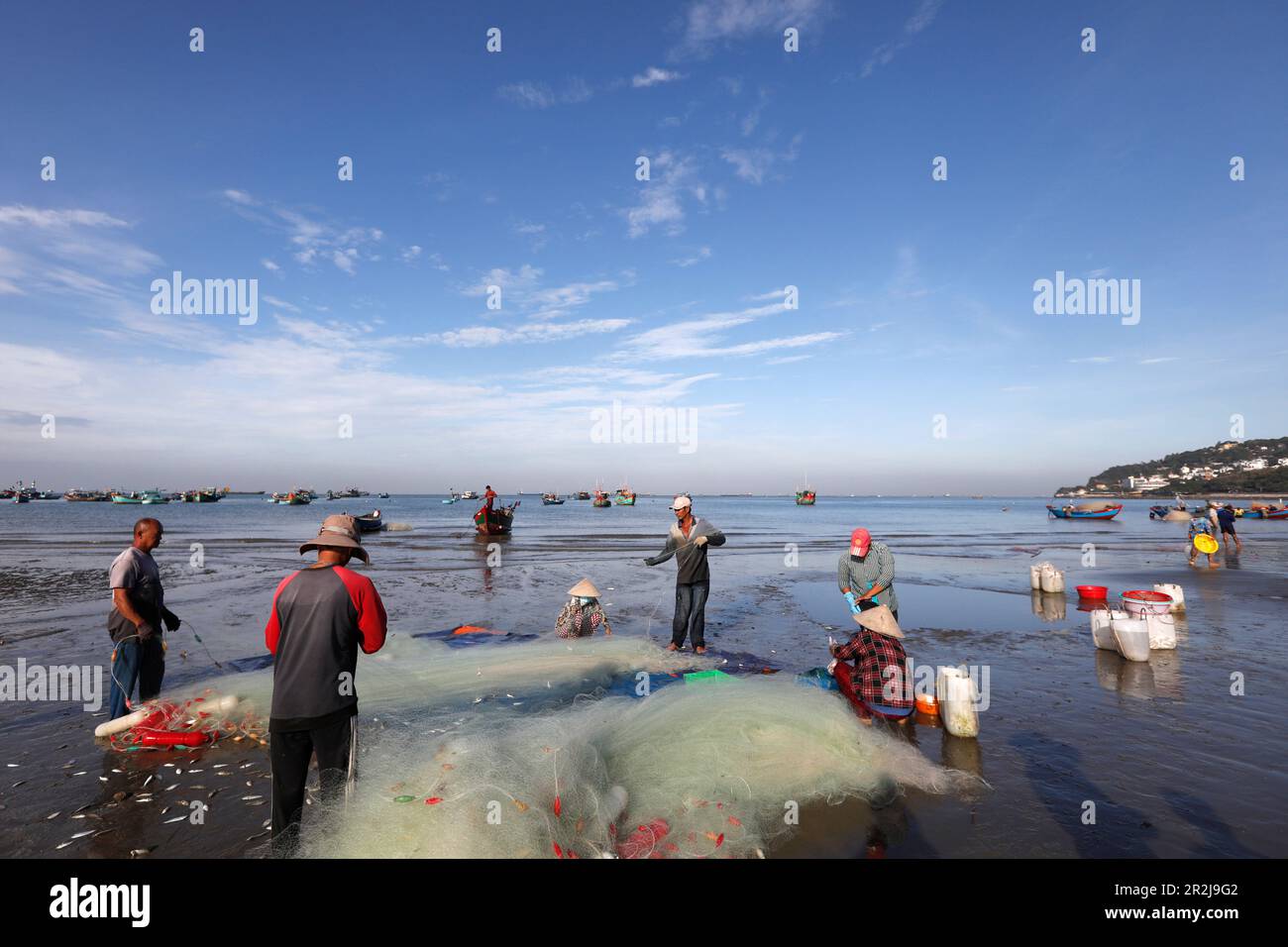 La réparation des filets de pêche, les pêcheurs Accrocher Dua bay, Vung Tau, Vietnam, Indochine, Asie du Sud-Est, l'Asie Banque D'Images