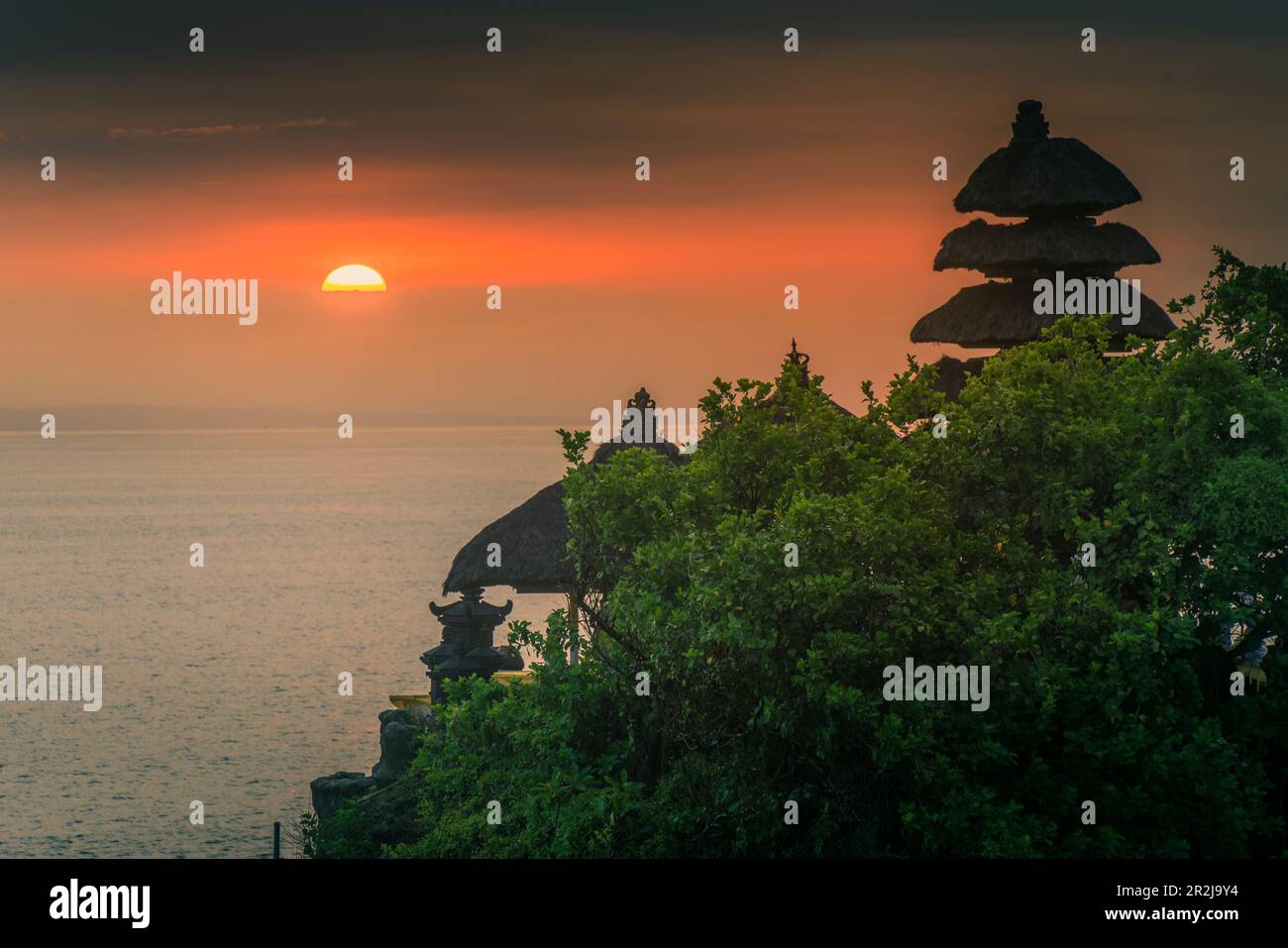 Vue sur Tanah Lot, temple balinais traditionnel au coucher du soleil, Beraban, Kédiri, Régence de Tabanan, Bali, Indonésie, Asie du Sud-est, Asie Banque D'Images