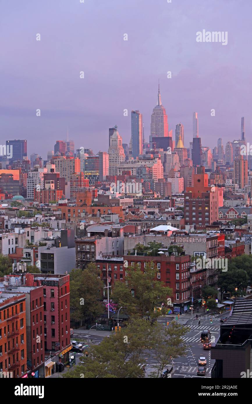 Vue depuis la partie inférieure est de Bowery Street et les gratte-ciel de Midtown avec l'Empire State Building, Manhattan, New York, New York, États-Unis Banque D'Images