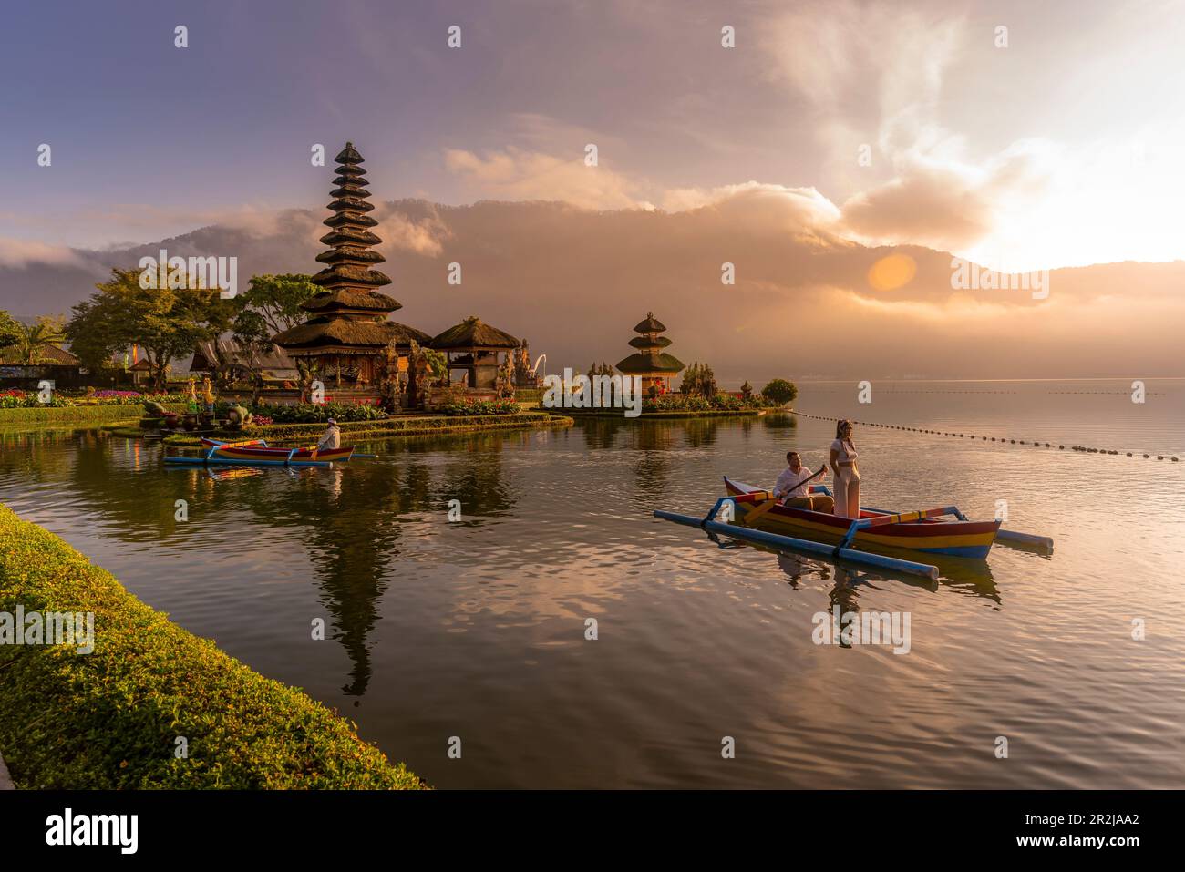 Vue d'un jeune couple sur le canoë de Cadik au temple Ulun Danu Beratan sur le lac Bratan au lever du soleil, Bali, Indonésie, Asie du Sud-est, Asie Banque D'Images