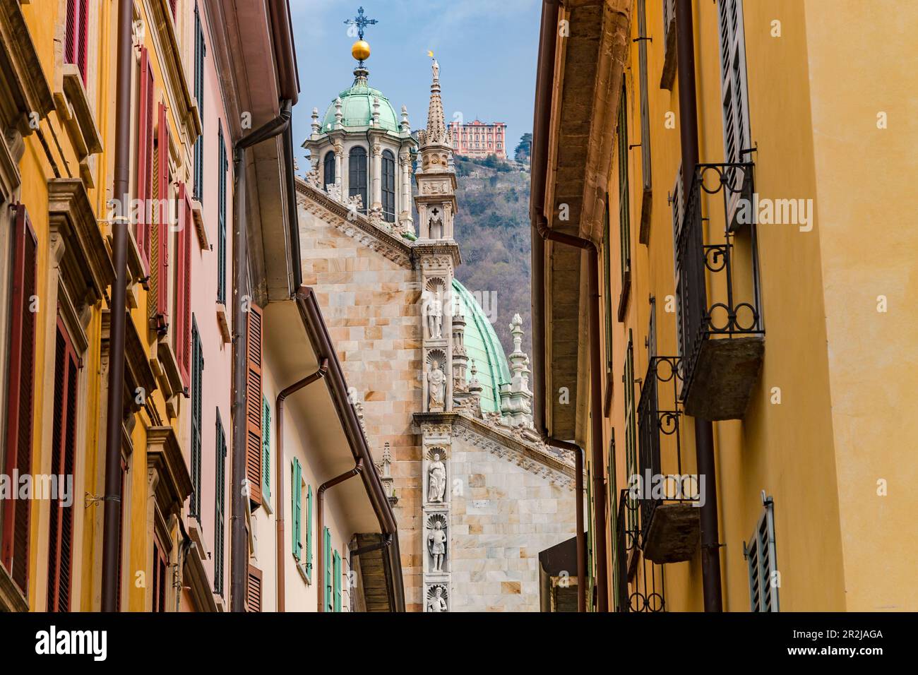 Vue sur les rues étroites de la vieille ville de Côme vers le Duomo et les montagnes environnantes, le lac de Côme, Italie Banque D'Images