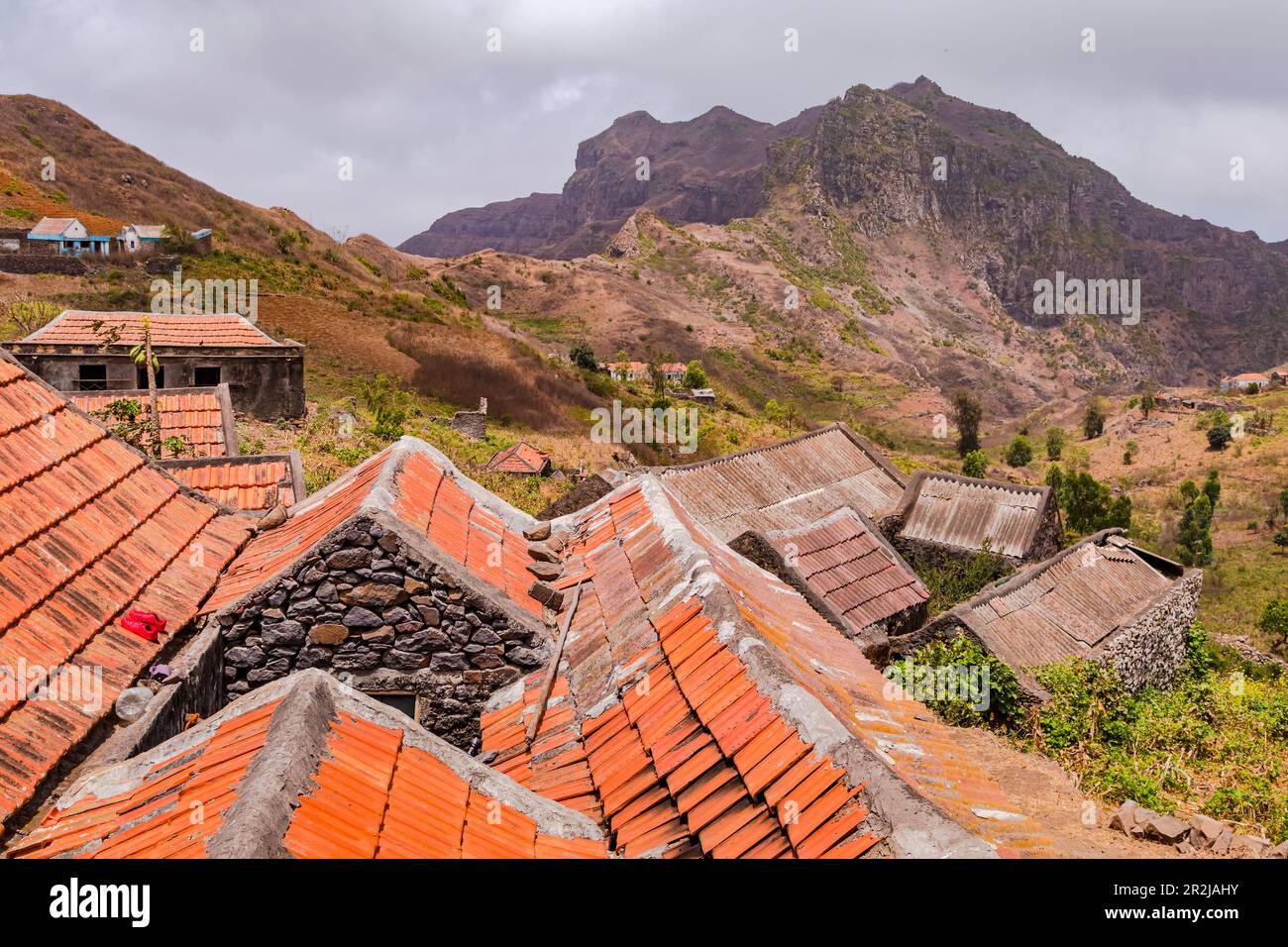 Vue sur les toits simples des maisons dans un village isolé sur l'île de Santiago, Cap-Vert, Macaronesia Banque D'Images