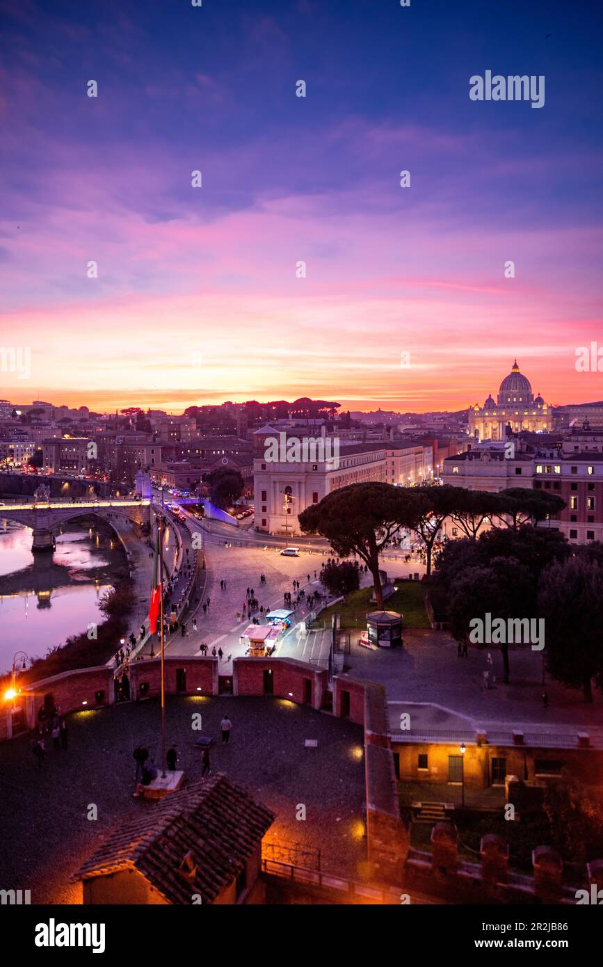 Vue nocturne sur le Tibre de la ville de Rome depuis le Castel Sant'Angelo Banque D'Images