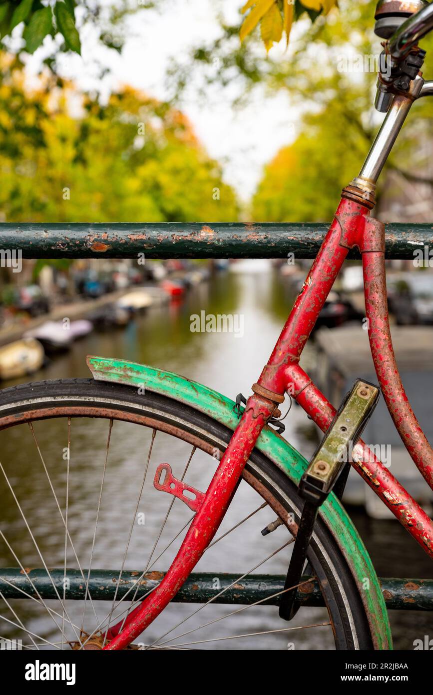 Vélo stationné au-dessus de l'un des chamals d'Amsterdam Banque D'Images