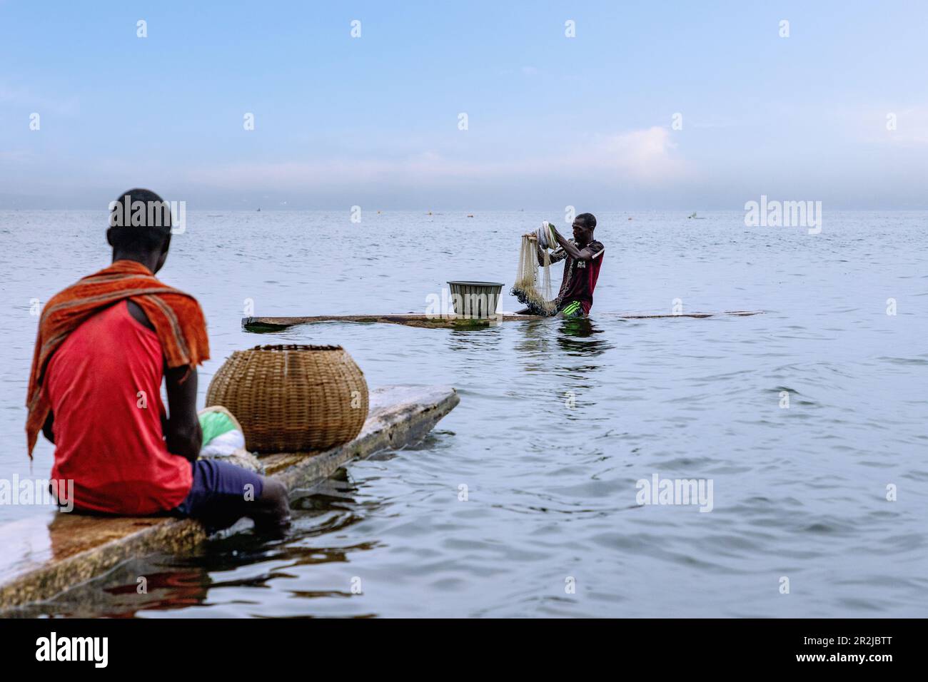 Pêcheurs traditionnels au lac de Bosumwi près d'Abono dans la région d'Ashanti, dans le centre du Ghana, en Afrique de l'Ouest Banque D'Images Pêcheurs traditionnels au lac de Bosumwi près d'Abono dans la région d'Ashanti, dans le centre du Ghana, en Afrique de l'Ouest Banque D'Images