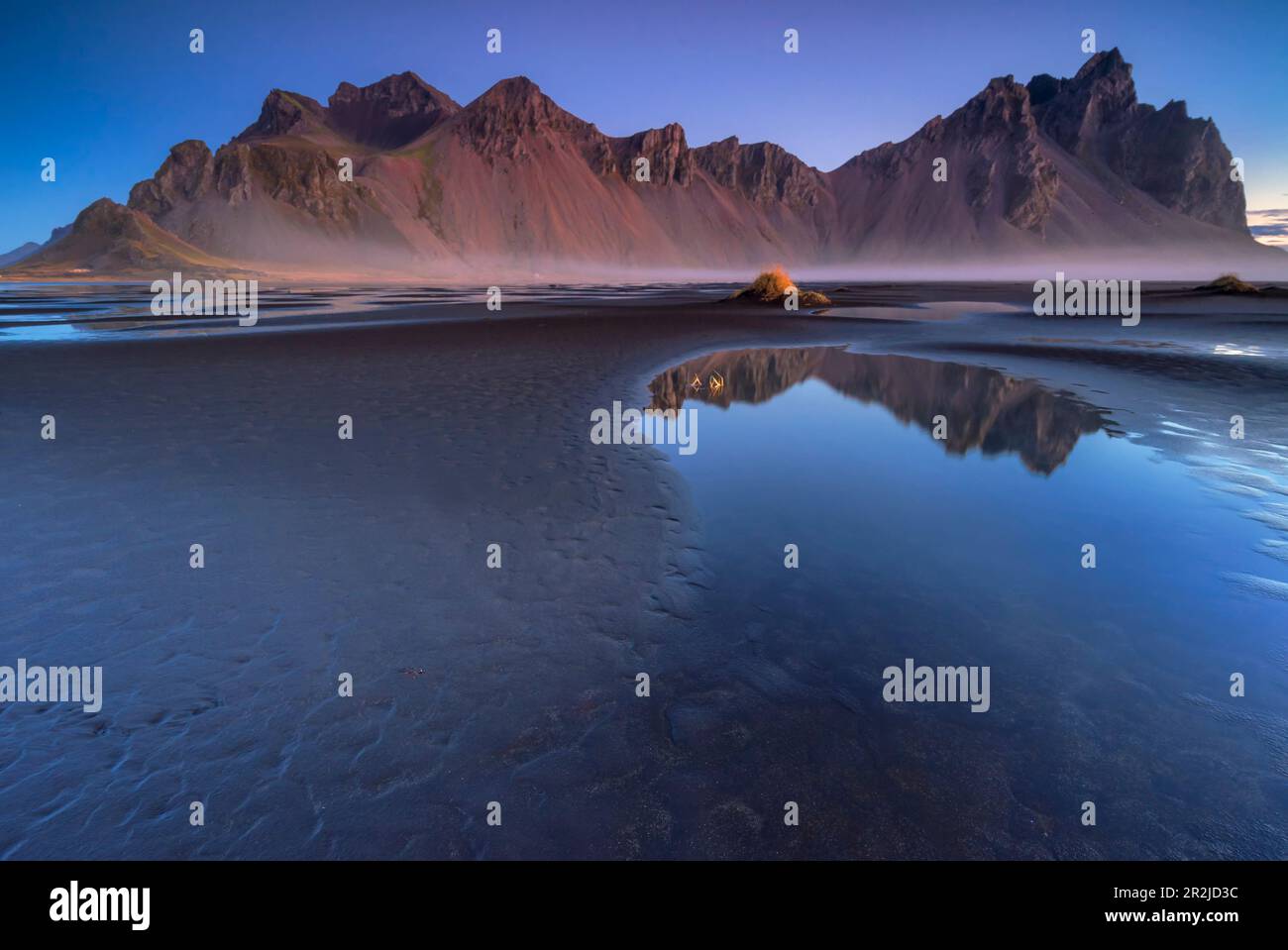 Vestarhorn sur la plage volcanique noire de Stokknes en Islande. Banque D'Images