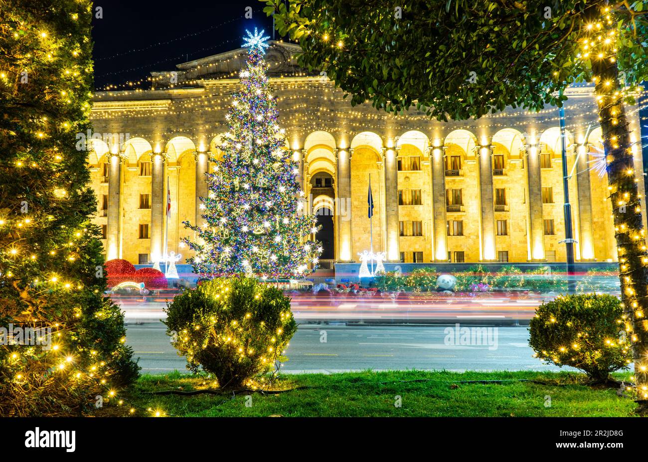 Arbre de Noël principal de la capitale de la Géorgie Tbilissi sur l'avenue Rustaveli devant le Parlement Banque D'Images