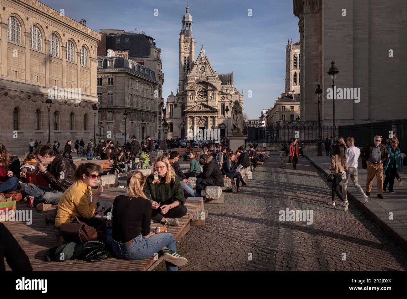 Grand groupe de personnes se détendant devant l'église paroissiale Saint-Étienne-du-Mont à côté du Panthéon, capitale de Paris, Ile-de-France, France Banque D'Images