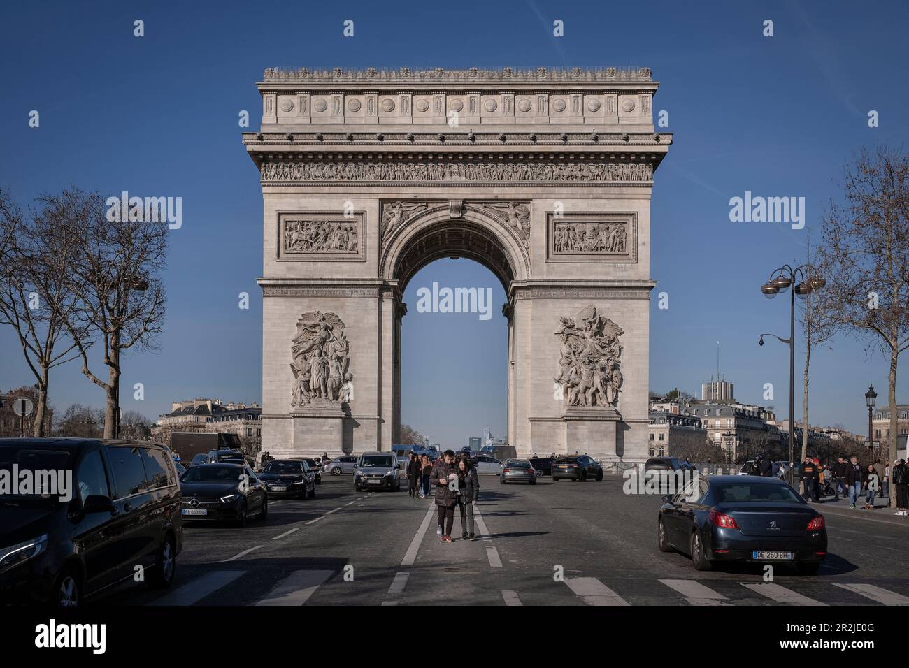 Trafic et touristes devant l'arche triomphale "Arc de Triomphe de l'étoile", capitale Paris, Ile de France, France Banque D'Images