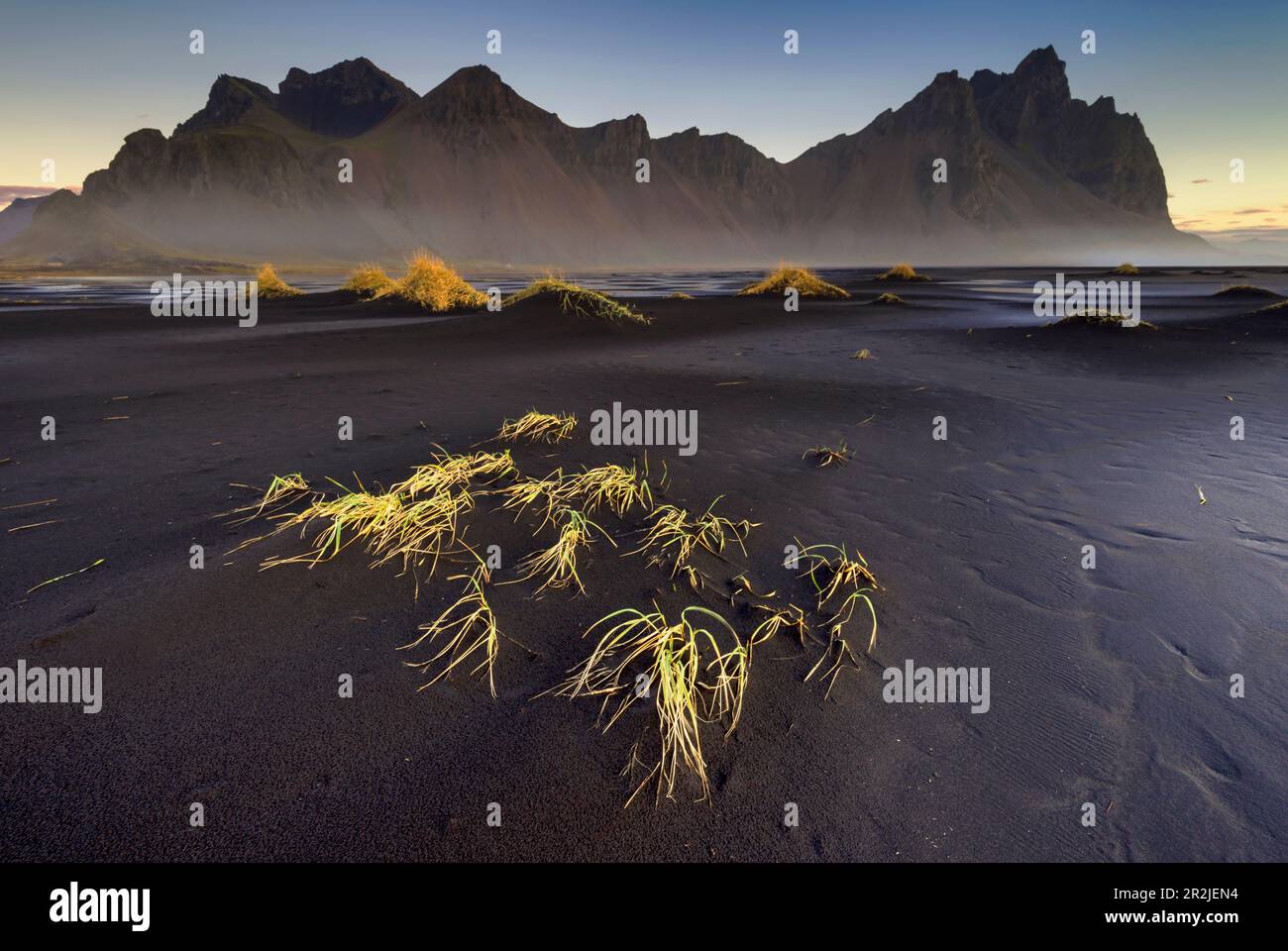 Vestarhorn sur la plage volcanique noire de Stokknes en Islande. Banque D'Images