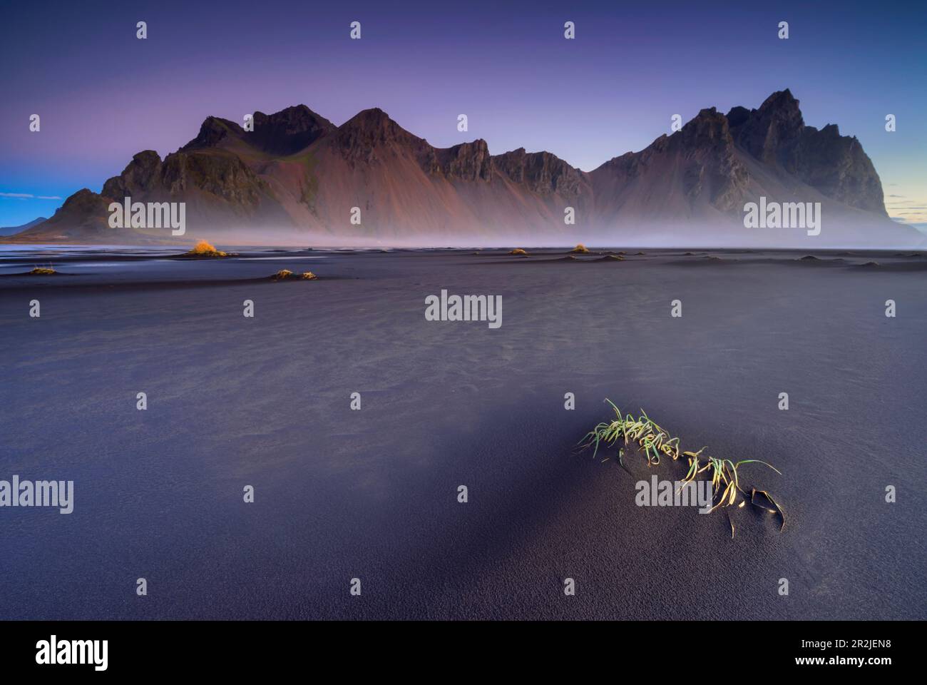 Vestarhorn sur la plage volcanique noire de Stokknes en Islande. Banque D'Images