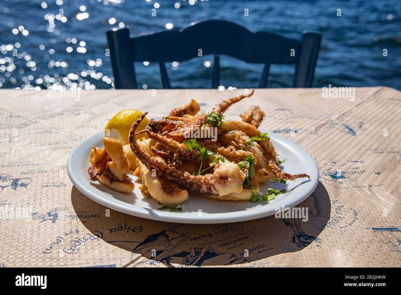 Délicieux calamars frit servi au restaurant Lombranos Taverna à côté de la jetée, Fira, Santorini, Sud Egée, Grèce, Europe Banque D'Images